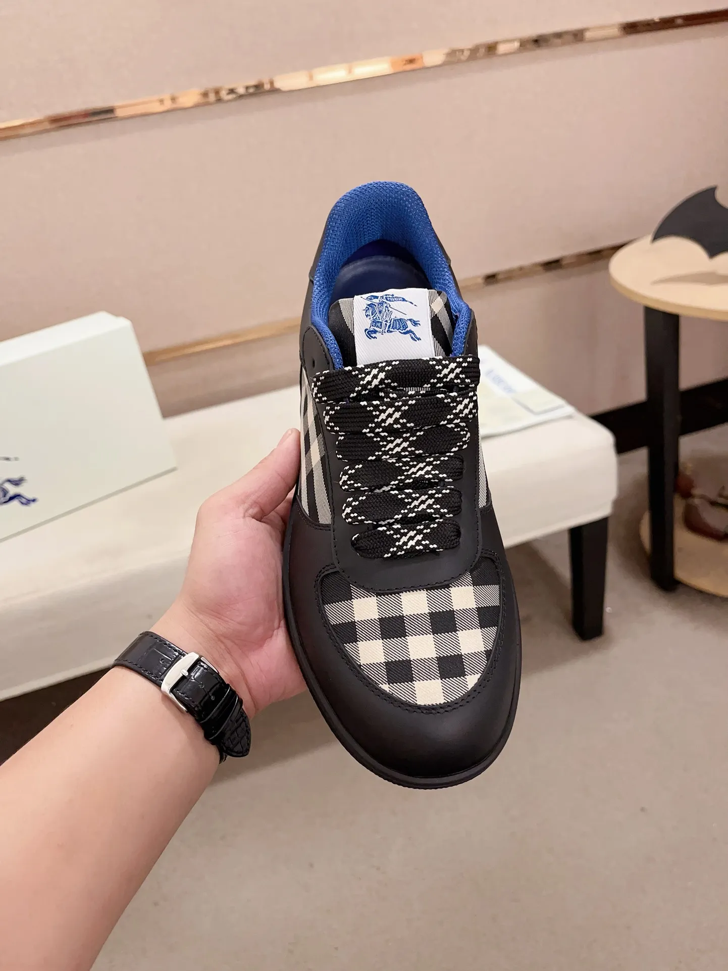 Men's shoes💰: 620💰Top version🥳◾️▫️The new Burberry men's classic low-top sneakers are reinterpreted with Vintage retro plaid cotton material and calfskin, decorated with a new brand logo. First-layer cowhide lining, embossed Burberry logo on the heel, and original TPU outsole! Code number: 38-45. Women's sizes and 46 can be customized.
